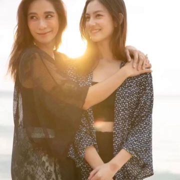 พลอย-คลอดีน